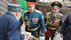 В Новочеркасске ветерана, который не смог прийти на парад Победы, лично поздравили на дому