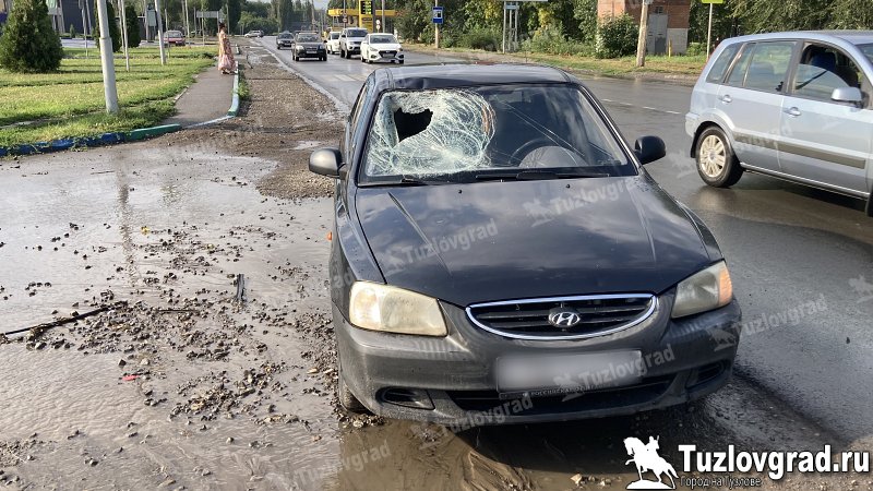 В Новочеркасске пешеход переходил улицу на красный и попал под машину, видео