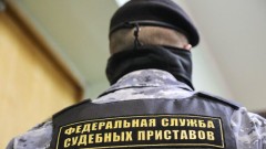 Приставы в России получат право применять оружие при задержании преступников наравне с полицейскими