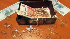 Жительница Новочеркасска позвала в гости вора-рецидивиста и лишилась денег и украшений