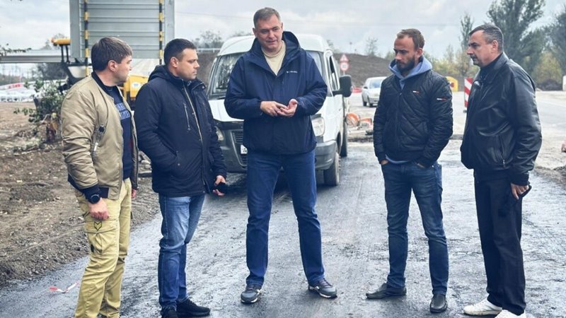 Глава администрации Новочеркасска оценил ход работ на улице Машиностроителей