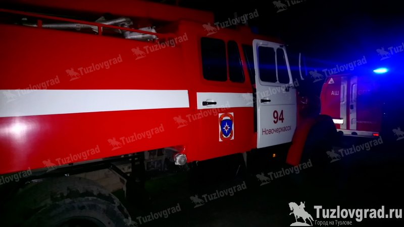 В Новочеркасске сгорел заброшенный гараж