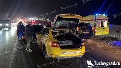 На въезде в Новочеркасск невнимательный таксист устроил двойное ДТП и огромную пробку в час пик