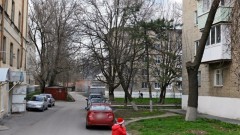 В Новочеркасске из-за подозрительного рюкзака возле подъезда оцепляли многоквартирный дом