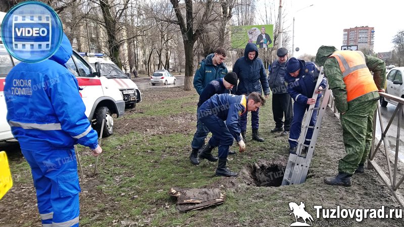 В Новочеркасске рабочий во время уборки мусора провалился в открытый люк