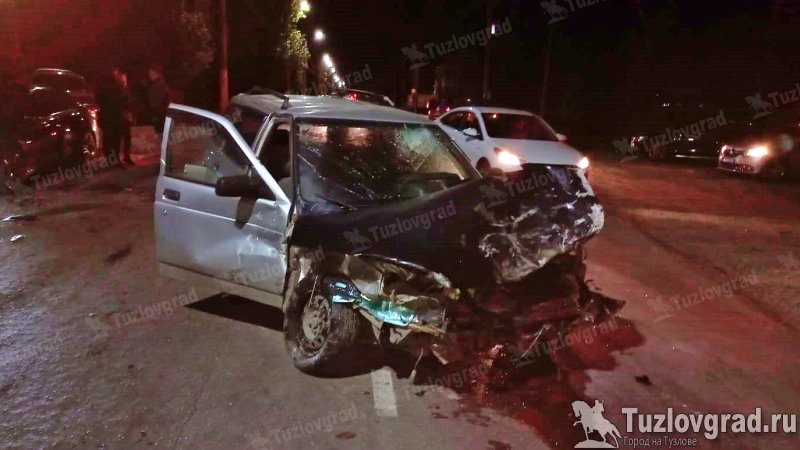 В Новочеркасске водитель ВАЗ пытался повернуть в запрещенном месте и столкнулся с двумя иномарками