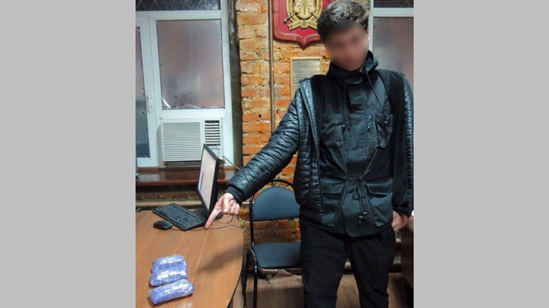 В Новочеркасске рядом с исправительной колонией поймали перебросчика телефонов