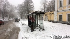В Новочеркасске хулиганы разгромили автобусную остановку в центре города