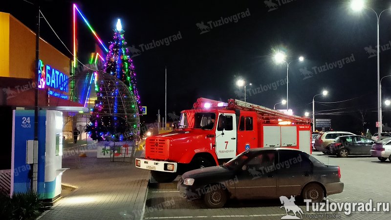 В Новочеркасске из-за подозрительного рюкзака оцепляли парковку торгового центра