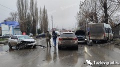 В Новочеркасске лишенный прав наркоман выехал на встречку и протаранил три машины