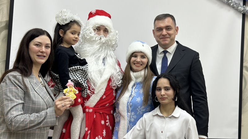 Юрий Лысенко поздравил с наступающим Новым годом воспитанников Дома малютки и Центров помощи детям