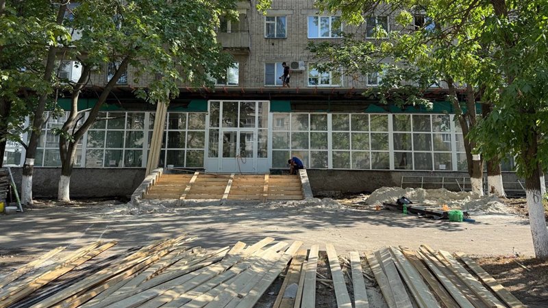Начат ремонт входной группы библиотеки Шолохова в Новочеркасске