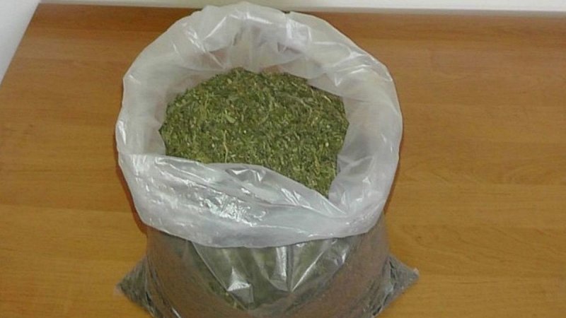 В Новочеркасске полицейские задержали мужчину с целым пакетом конопли