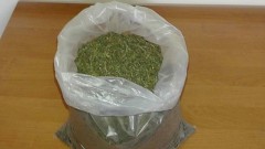 В Новочеркасске полицейские задержали мужчину с целым пакетом конопли