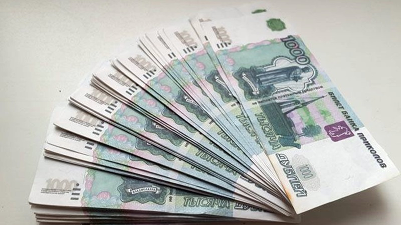 В Новочеркасске 22-летнюю девушку подозревают в краже денег у знакомого