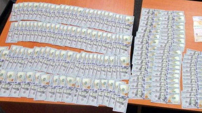 Пассажир пытался незаконно провезти через аэропорт около Новочеркасска крупную сумму денег