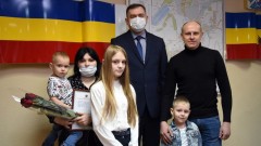 Две молодые семьи из Новочеркасска получили по 1,5 миллиона рублей на приобретение жилья
