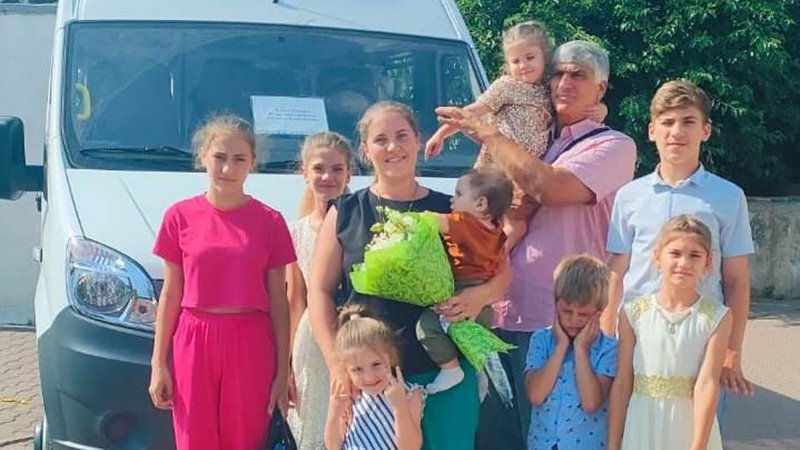 Многодетной семье из Новочеркасска подарили микроавтобус