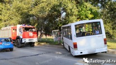 В Новочеркасске автобус с пассажирами врезался в дерево
