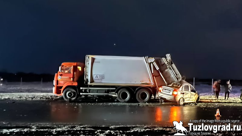 На въезде в Новочеркасск водитель заснул за рулем и врезался в стоящий на обочине грузовик