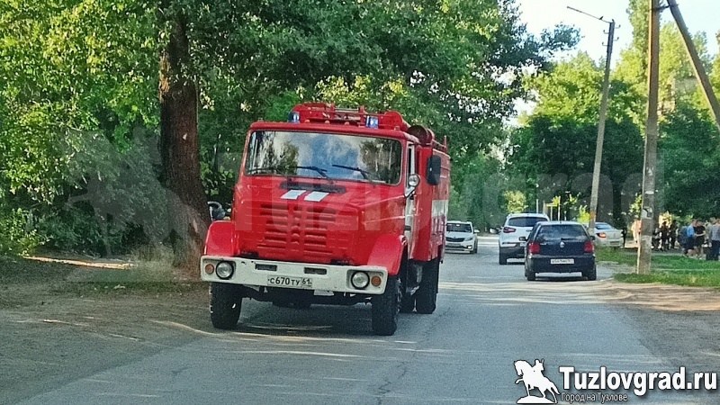 В Новочеркасске на улице Юбилейной сгорел гараж