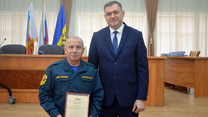 Глава администрации Новочеркасска поблагодарил пожарных, которые не проехали мимо ДТП и оказали помощь пострадавшей и медикам