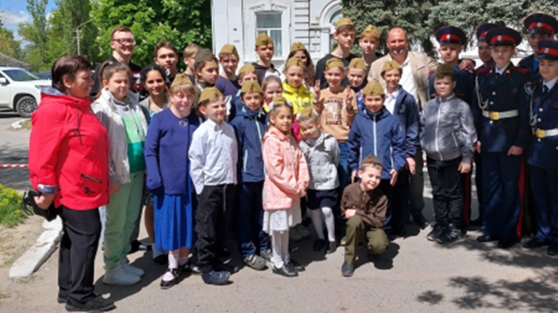 В Новочеркасске полицейские поздравили детдомовцев с наступающим Днем Победы