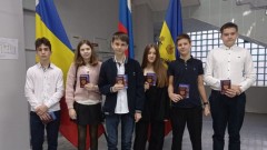 В День Конституции юным жителям Новочеркасска вручили первые паспорта