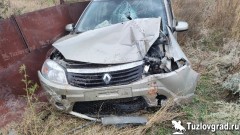 В хуторе Калинин под Новочеркасском иномарка слетела с дороги и врезалась в забор