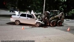В Новочеркасске ВАЗ врезался в коммунальную машину, травмы получили два человека