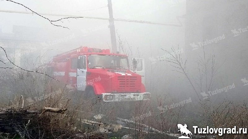 В Новочеркасске на проспекте Платовском сгорела заброшенная постройка