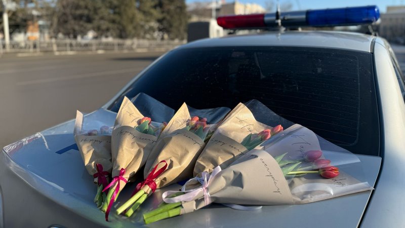 Сотрудники ГАИ поздравили автолюбительниц Новочеркасска с наступающим праздником