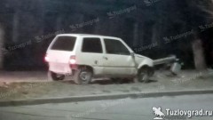 В Новочеркасске пьяный водитель выехал на пешеходную аллею и врезался в лавочку