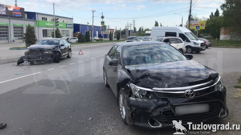 В Новочеркасске во время столкновения двух иномарок пострадал человек, видео