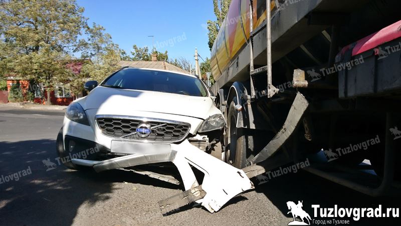 В Новочеркасске невнимательный водитель бензовоза едва не раздавил легковушку
