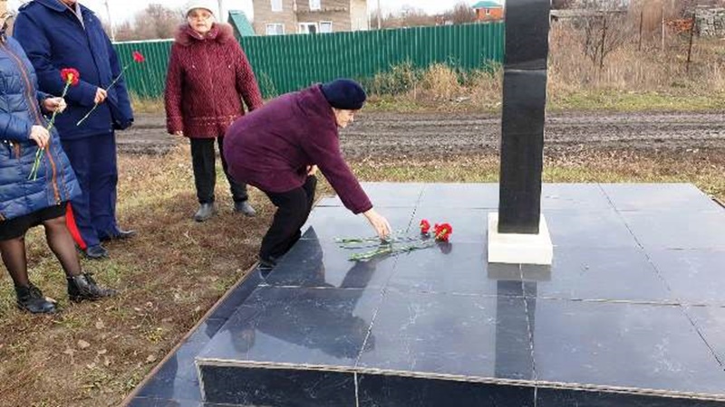 Жители Новочеркасска возложили цветы к памятнику неизвестному солдату