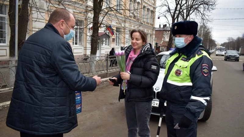 В Новочеркасске сотрудники ГИБДД поздравили женщин-водителей с 8 марта