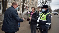 В Новочеркасске сотрудники ГИБДД поздравили женщин-водителей с 8 марта