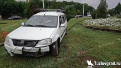 В Новочеркасске водитель заснул за рулем и врезался в клумбу