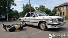 В Новочеркасске двое подростков на скутере столкнулись на перекрестке с автомобилем