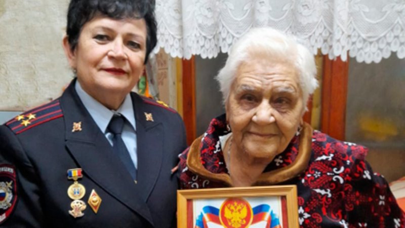 Благодаря 90-летней пенсионерке из Новочеркасска для бойцов СВО было изготовлено 1100 окопных свечей