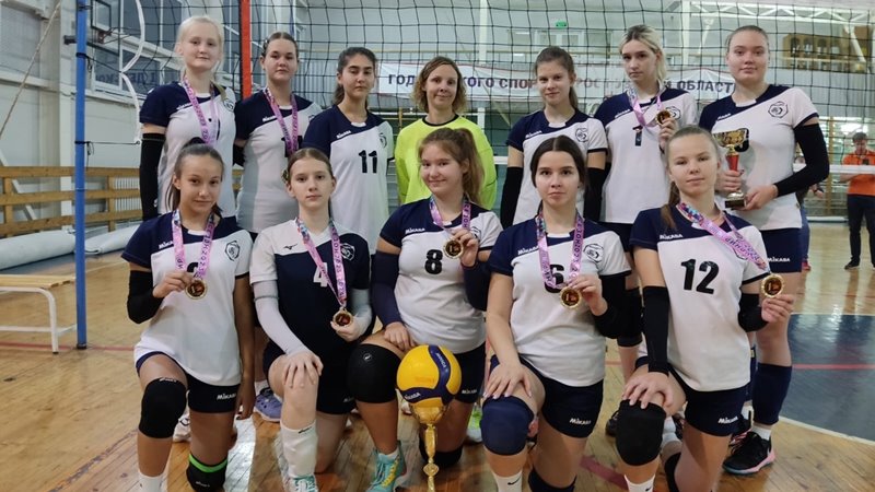 Новочеркасские спортсменки стали серебряными призерами турнира по волейболу среди женских команд