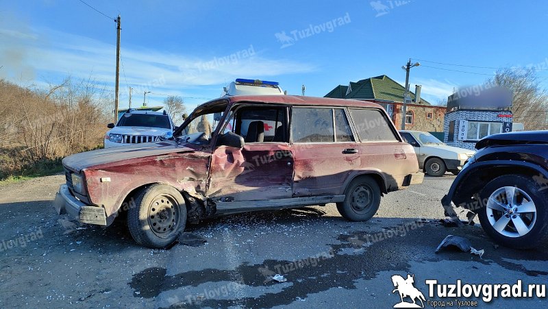 На трассе под Новочеркасском столкнулись два автомобиля