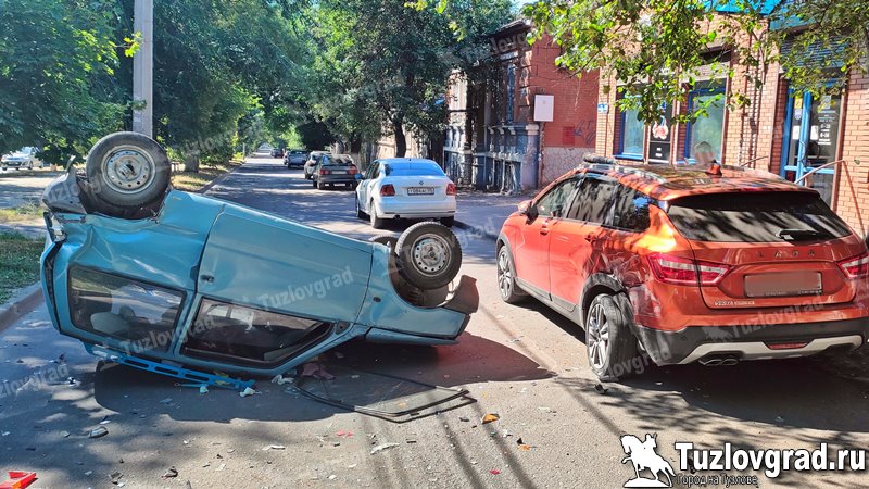 Двойное ДТП с переворотом произошло в Новочеркасске на улице Пушкинской