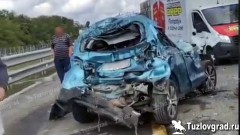 На трассе под Новочеркасском дальнобойщик отвлекся за рулем и врезался в машины, стоящие в пробке из-за другого ДТП