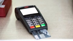 В Новочеркасске продавец купил себе пиво, оплатив его забытой покупателем картой, и получил условный срок