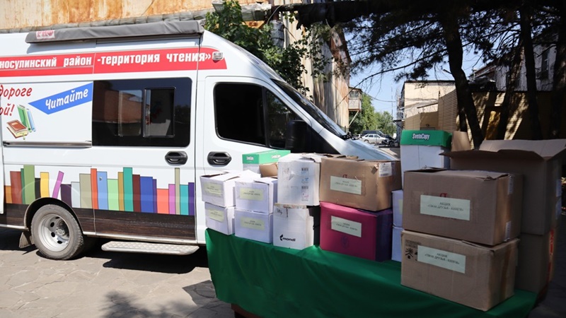 Жители Красного Сулина подарили книги заключенным новочеркасской колонии