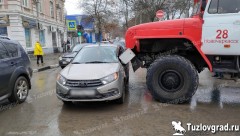 В центре Новочеркасска спешащая на вызов пожарная машина протаранила легковушку