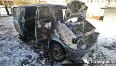 В Новочеркасске сгорел припаркованный около дома автофургон
