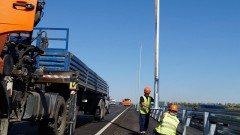На участке трассы между аэропортом «Платов» и Новочеркасском монтируют новую линию электроосвещения